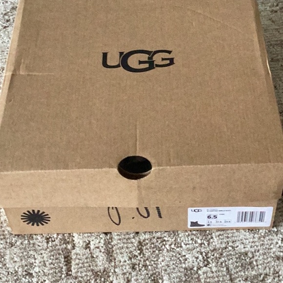 UGG ZARIYAH CHARCOAL ANKLE BOOTS - Picture 14 of 15